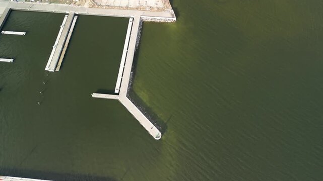 Krynica Morska - Polska - piękny słoneczny dzień miasteczko nagrane dronem, plażą, Zalew Wiślany, morze Bałtyckie, port, piękne widoki
