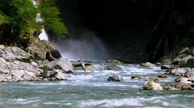 泡立つ渓流の流れと滝