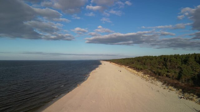 Krynica Morska - Polska - piękny słoneczny dzień miasteczko nagrane dronem, plażą, Zalew Wiślany, morze Bałtyckie, port, piękne widoki
