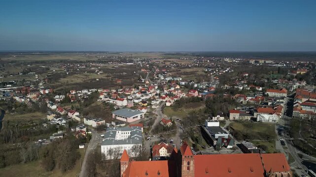 Kwidzyn - Polska - stare miasto z pięknym kościołem i zamkiem krzyżackim nagrane dronem w słoneczny dzień