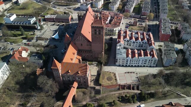 Kwidzyn - Polska - stare miasto z pięknym kościołem i zamkiem krzyżackim nagrane dronem w słoneczny dzień