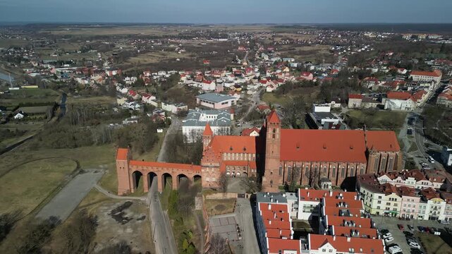 Kwidzyn - Polska - stare miasto z pięknym kościołem i zamkiem krzyżackim nagrane dronem w słoneczny dzień