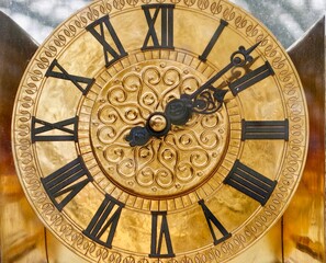 Obraz premium Photograph capturing fine craftsmanship and decorative features of historic brass clock face