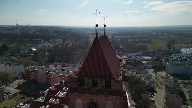 Kwidzyn - Polska - stare miasto z pięknym kościołem i zamkiem krzyżackim nagrane dronem w słoneczny dzień