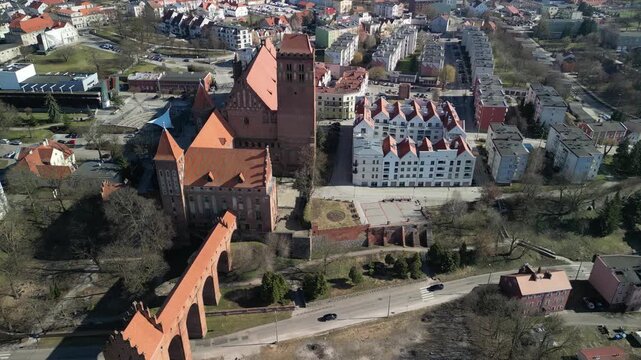 Kwidzyn - Polska - stare miasto z pięknym kościołem i zamkiem krzyżackim nagrane dronem w słoneczny dzień
