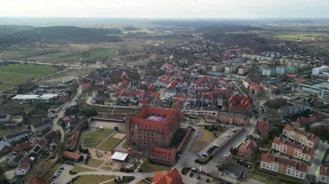 Gniew - Polska - stare miasto z pięknym kościołem i zamkiem krzyżackim nagrane dronem w słoneczny dzień