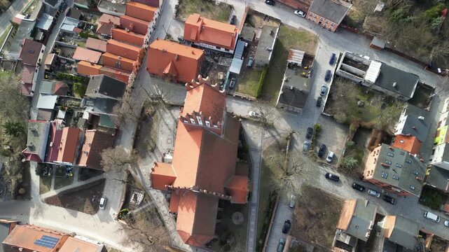 Gniew - Polska - stare miasto z pięknym kościołem i zamkiem krzyżackim nagrane dronem w słoneczny dzień
