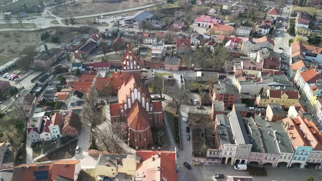 Gniew - Polska - stare miasto z pięknym kościołem i zamkiem krzyżackim nagrane dronem w słoneczny dzień