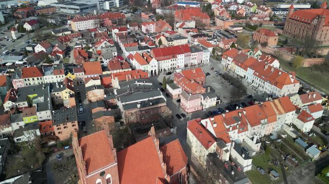 Gniew - Polska - stare miasto z pięknym kościołem i zamkiem krzyżackim nagrane dronem w słoneczny dzień