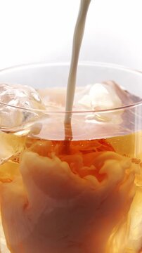 アイスティーにミルクを注ぐ