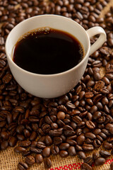 Fototapeta premium コーヒー豆と温かいホットコーヒー