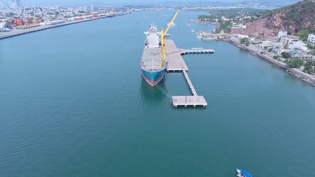 Vista aerea de embarcaciones en un muelle, mostramdo infraestructura en puerto del pacifico, ideal para videos de logistica e industria