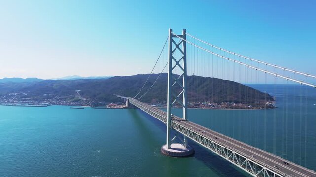 明石海峡大橋と淡路島（兵庫県）