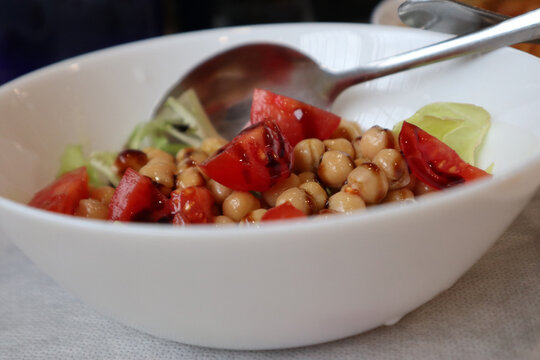 Insalata vegetariana di ceci con aceto balsamico