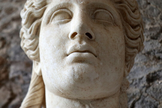 Testa di marmo di Atena Parthenos, Villa Adriana, Tivoli