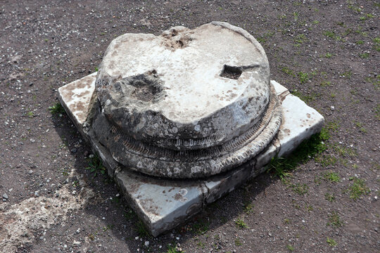 Base di una colonna romano greca rovinata dal tempo