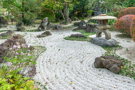 埼玉県秩父市の笹戸山長泉院に広がる白砂の曲線が美しい枯山水庭園と石灯籠/Zen Garden with Beautiful White Sand Curves and Stone Lantern at Sasatoyama Chousenin Temple in Chichibu