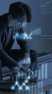 パソコンを使うエンジニアやマーケターがAIデータ分析で仕事が加速するビジネス仕事の効率化や生産性向上の縦動画テクノロジーのビジネスイメージシーン　モーショングラフィック付き