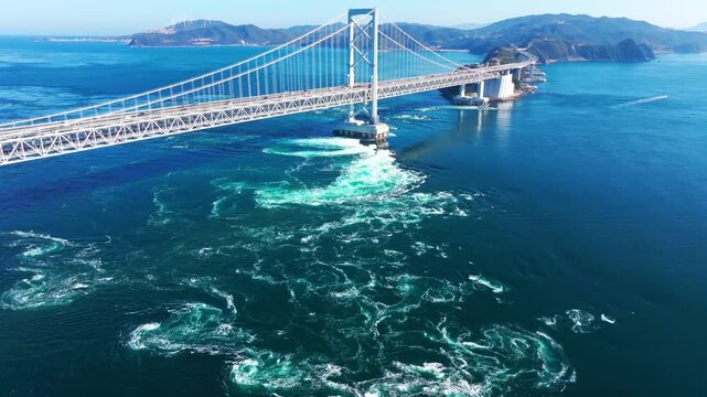 鳴門の渦潮（徳島県鳴門市）