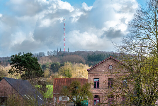 Mont des Cats, son abbaye et son antenne vues depuis le village de Godewaersvelde