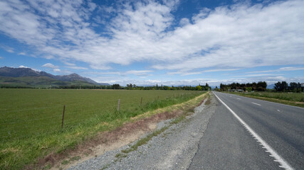 Fototapeta premium South Island, New Zealand - Idyllic Farmland and Scenic Mountains