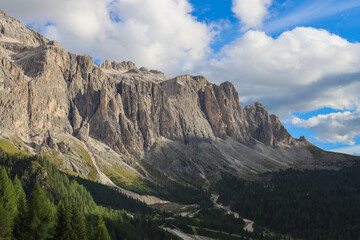 Obraz premium White clouds drifting over Dolomites cliffs