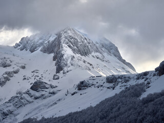 Obraz premium Gran Sasso d'Italia sotto una nevicata di primavera e delicato tramonto - Prati Di Tivo -Pietracamela