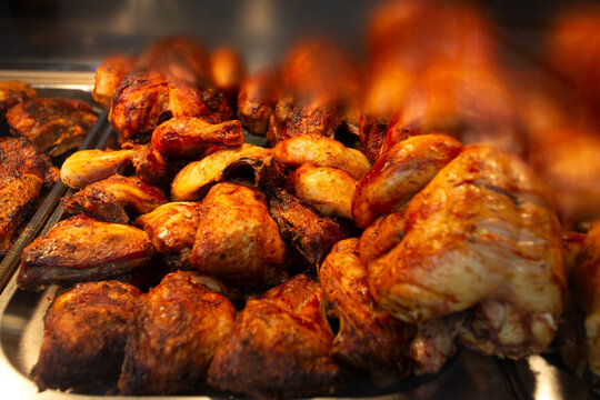 Pilons de poulet grill&eacute;s dans des bacs en inox en vente dans un foodtruck