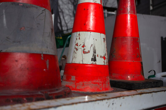 cốn de signalisation align&eacute;s dans un camion pour signaler des travaux sur la chauss&eacute;e