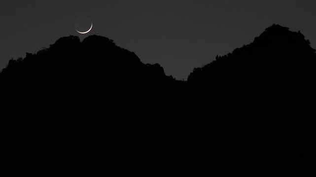 A variety of nature video backgrounds, including morning sunlight and evening sunsets over mountain ranges, from scenic viewpoints or nature trips in the forest.