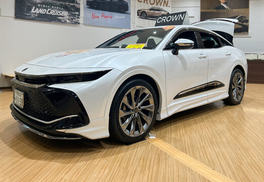 新型クロスオーバーセダン　ショールーム 電気自動車