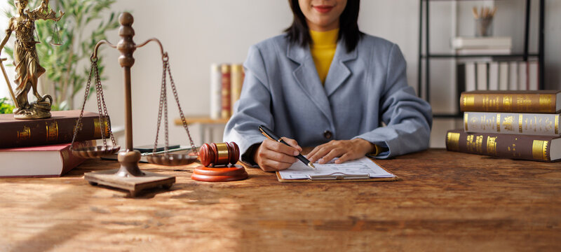 Judges Female lawyers Consultation of businessmen legal services Consulting in regard to the various contracts to plan the case in court.
