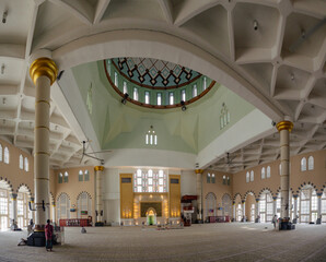 Fototapeta premium Kota Kinabalu, Sabah, Malaysia : Exterior view of the Bandaraya Mosque with its distinctive blue dome