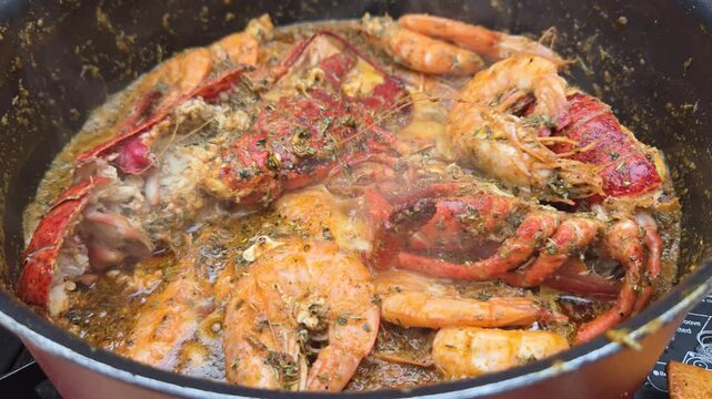 Bogavante o langosta con gambas cocinado al fuego