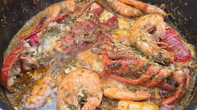 Bogavante o langosta con gambas cocinado al fuego