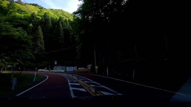 山間を走っていくよ