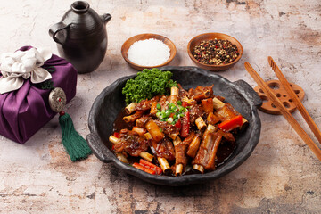 돼지고기의 갈비의 등 쪽에 붙어 있는 부분. 또는 등에 붙은 갈비. The part of pork ribs attached to the back. Or ribs attached to the back.  © jinho Park