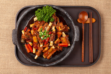 돼지고기의 갈비의 등 쪽에 붙어 있는 부분. 또는 등에 붙은 갈비. The part of pork ribs attached to the back. Or ribs attached to the back.  © jinho Park