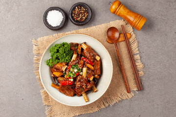 돼지고기의 갈비의 등 쪽에 붙어 있는 부분. 또는 등에 붙은 갈비. The part of pork ribs attached to the back. Or ribs attached to the back.  © jinho Park