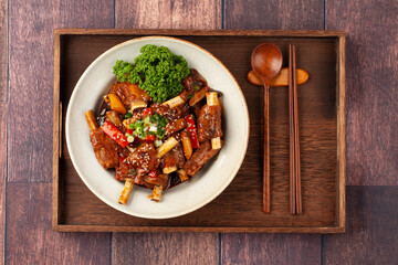 돼지고기의 갈비의 등 쪽에 붙어 있는 부분. 또는 등에 붙은 갈비. The part of pork ribs attached to the back. Or ribs attached to the back.  © jinho Park