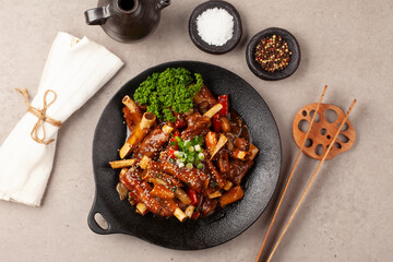 돼지고기의 갈비의 등 쪽에 붙어 있는 부분. 또는 등에 붙은 갈비. The part of pork ribs attached to the back. Or ribs attached to the back.  © jinho Park