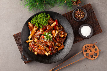 돼지고기의 갈비의 등 쪽에 붙어 있는 부분. 또는 등에 붙은 갈비. The part of pork ribs attached to the back. Or ribs attached to the back.  © jinho Park