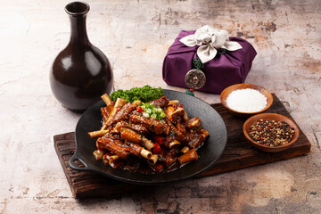 돼지고기의 갈비의 등 쪽에 붙어 있는 부분. 또는 등에 붙은 갈비. The part of pork ribs attached to the back. Or ribs attached to the back.  © jinho Park