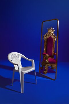 Silla de pl&aacute;stico blanca con espejo de trono real, Reflejo de trono dorado en un espejo de lujo, Art&iacute;culo de blog sobre la imagen y el potencial personal
