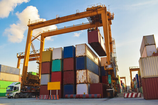Rubber Tired Gantry Crane Lifting Cargo Container in Port Yard