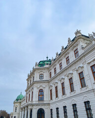 Obraz premium The Upper Belvedere Palace and its garden on a beautiful winter Christmas day in Vienna, Austria 