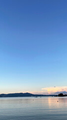 Fototapeta premium 夕暮れの沖縄の海、南国、黄昏時の穏やかな海景色 名嘉真の浜