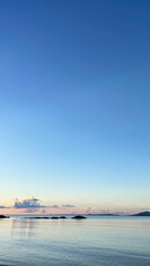 Fototapeta premium 夕暮れの沖縄の海、南国、黄昏時の穏やかな海景色 名嘉真の浜