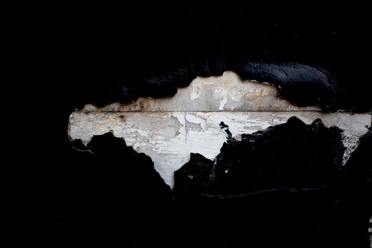D&eacute;gat des eaux et d&eacute;collement de peinture sur un mur