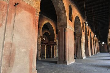 Obraz premium The Mosque of Ibn Tulun in Islamic Cairo, Egypt, was built between 876 and 879 CE by its namesake, Ahmad ibn Tulun.
